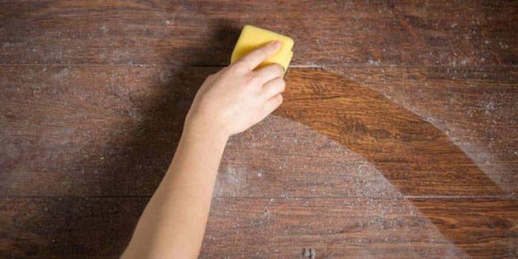 Σκόνη στα έπιπλα: Το σπιτικό καθαριστικό που θα την κρατήσει μακρυα για μέρες