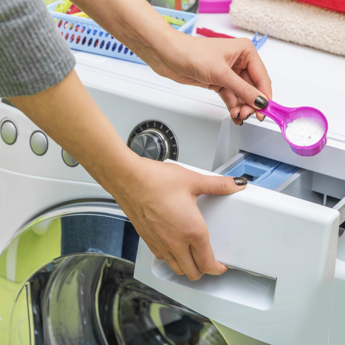 Άλατα και μούχλα στο συρτάρι πλυντηρίου: Τα καθαριστικά που θα τα εξαφανίσουν