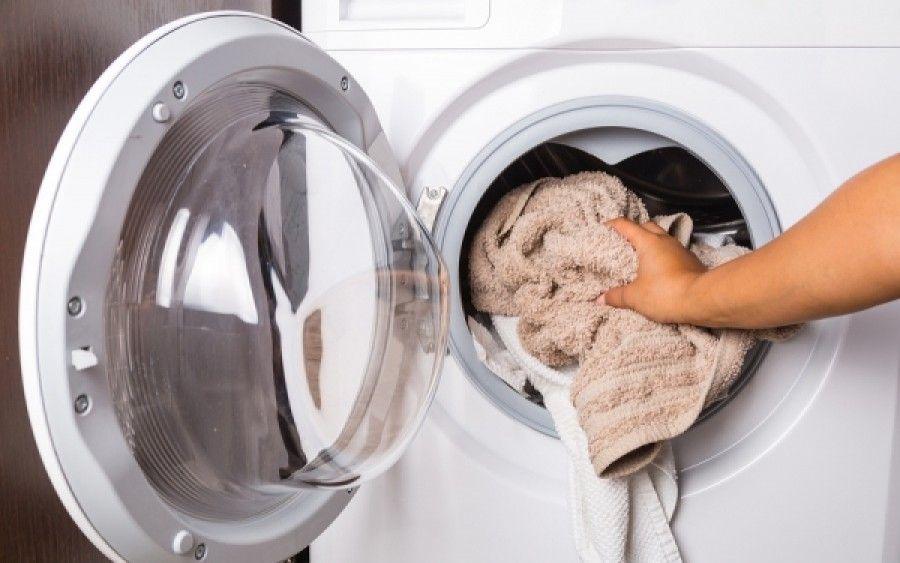 Άλατα και μούχλα στο συρτάρι πλυντηρίου: Τα καθαριστικά που θα τα εξαφανίσουν
