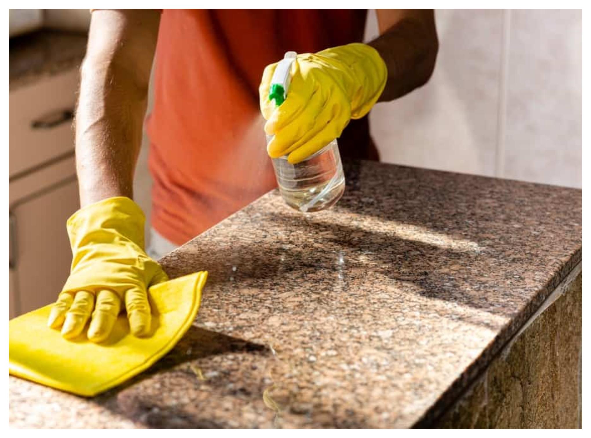 Λίπη και άλατα στον πάγκο της κουζίνας: Πως να τα καθαρίσετε ανάλογα με το υλικό