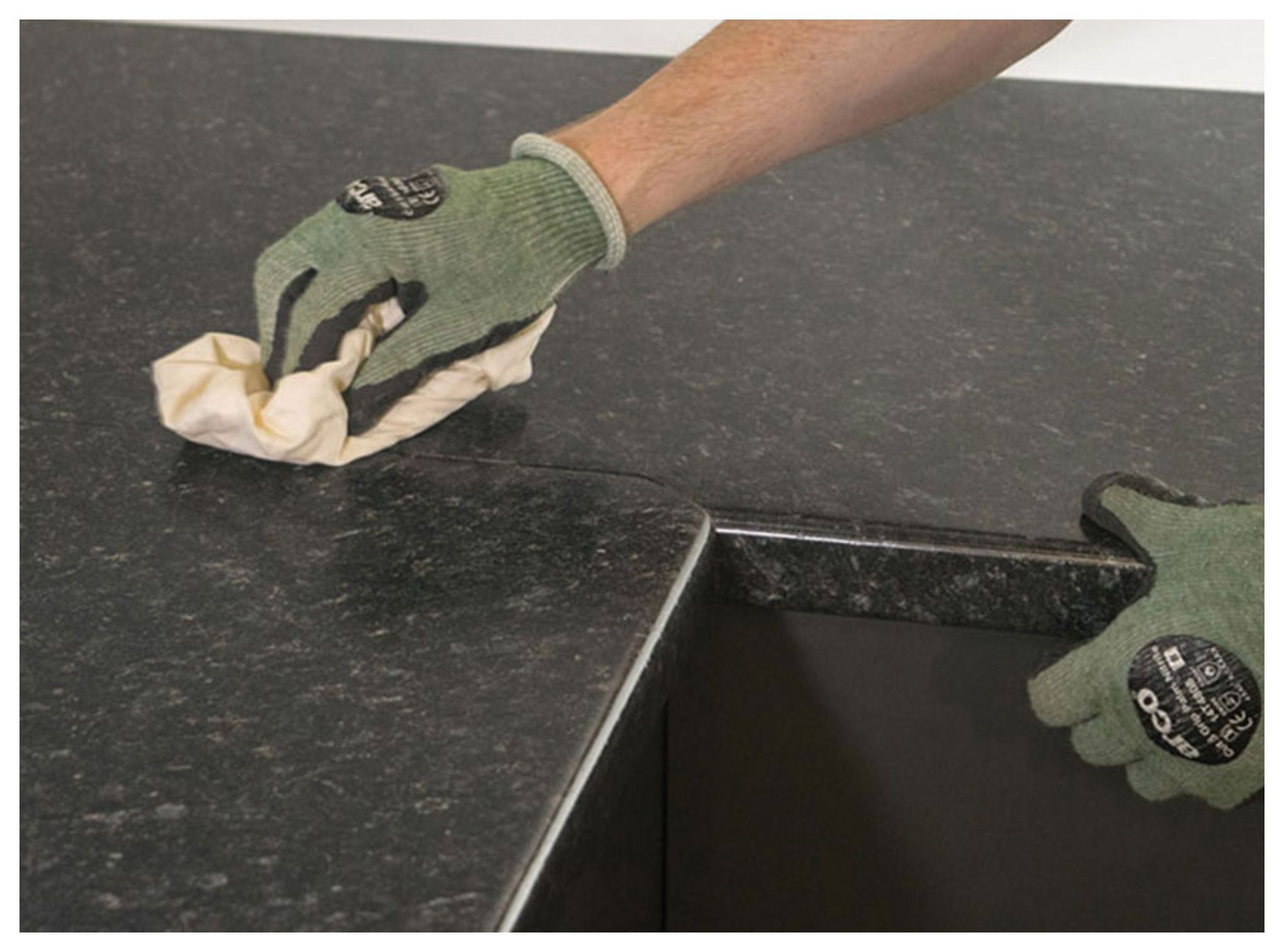 Λίπη και άλατα στον πάγκο της κουζίνας: Πως να τα καθαρίσετε ανάλογα με το υλικό