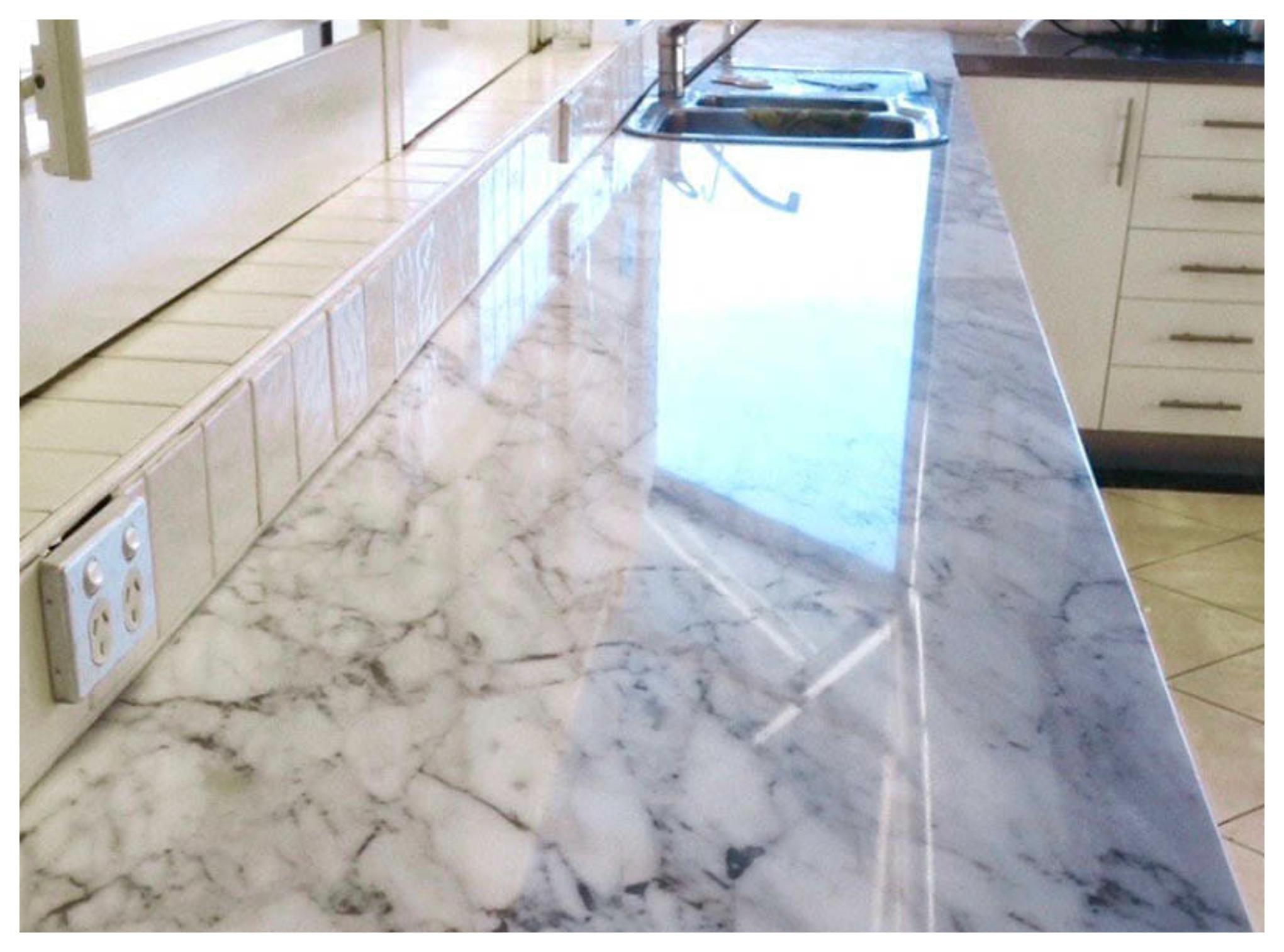 Λίπη και άλατα στον πάγκο της κουζίνας: Πως να τα καθαρίσετε ανάλογα με το υλικό