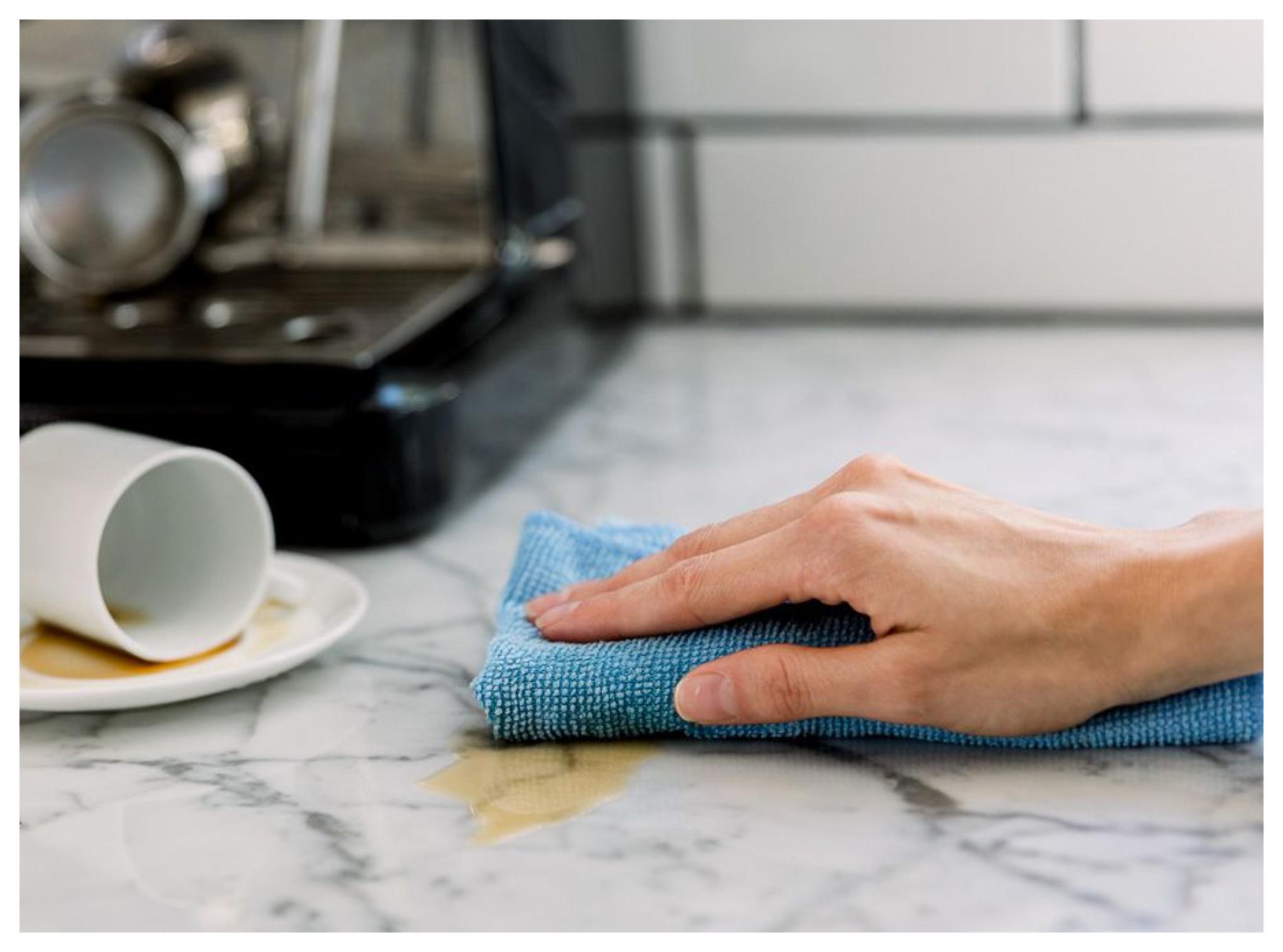 Λίπη και άλατα στον πάγκο της κουζίνας: Πως να τα καθαρίσετε ανάλογα με το υλικό