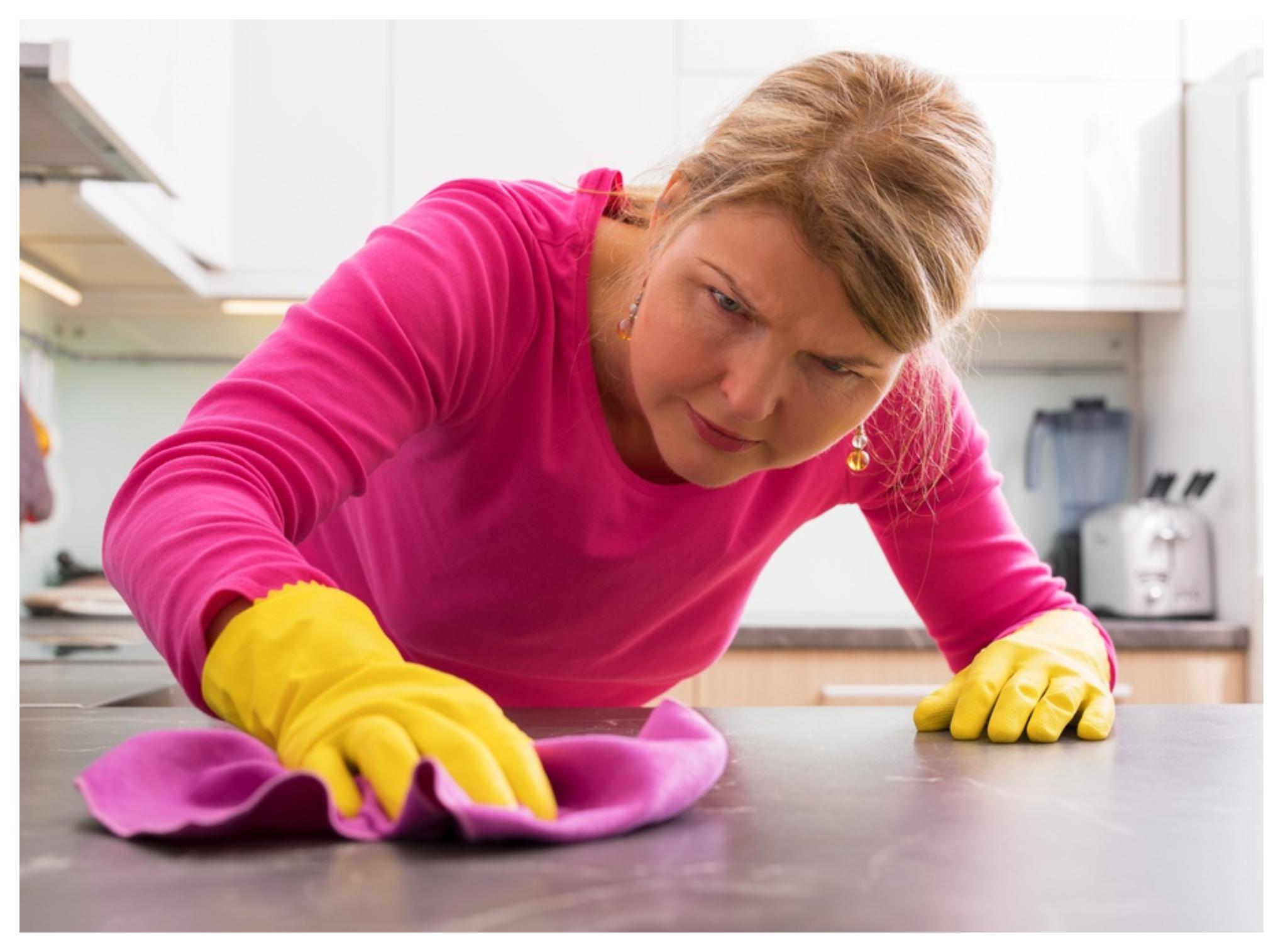 Λίπη και άλατα στον πάγκο της κουζίνας: Πως να τα καθαρίσετε ανάλογα με το υλικό