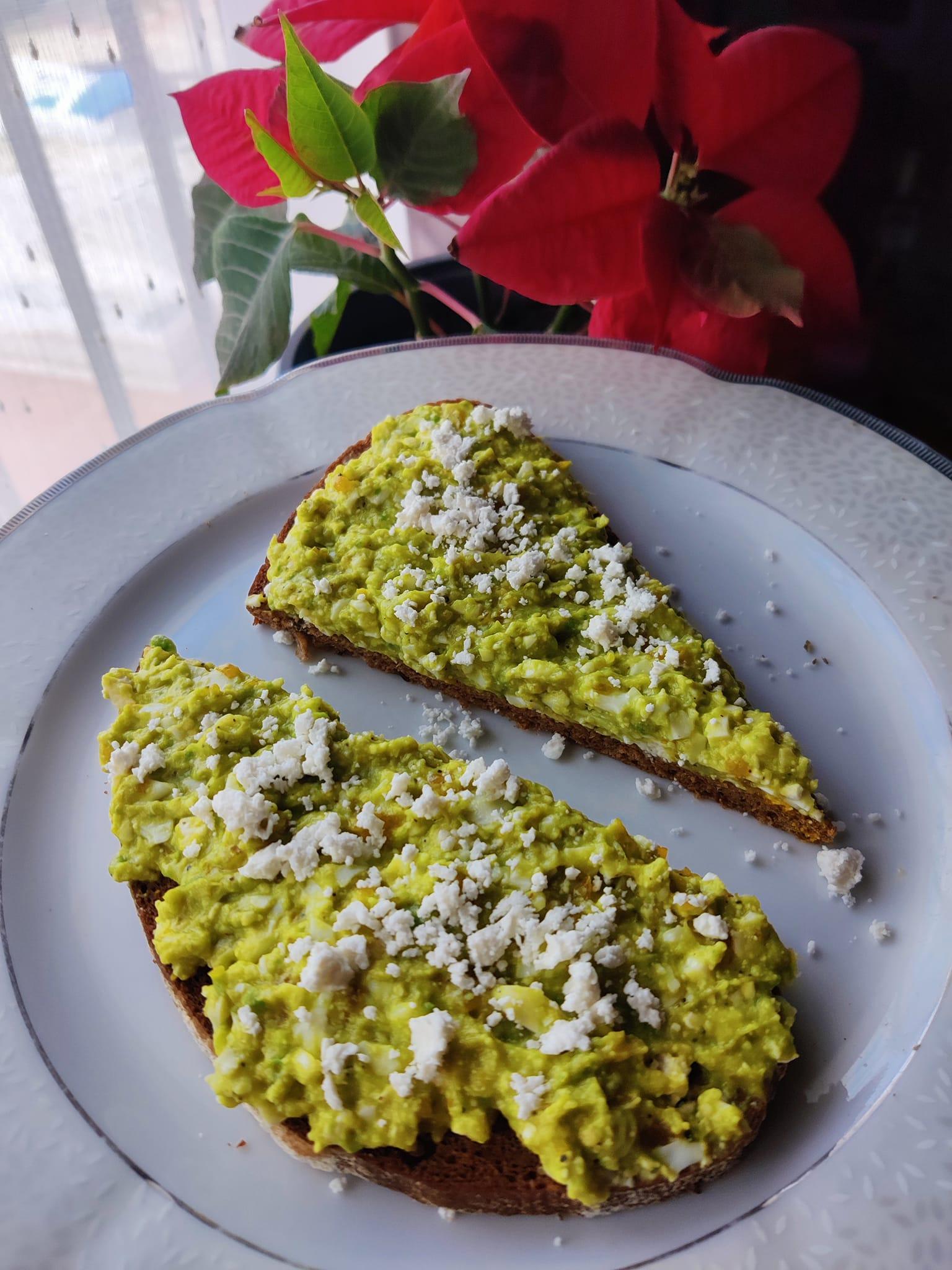 πρωινό-με-αβοκάντο-και-αυγό-συνταγή- πρωινό-με-αβοκάντο-και-αυγό-συνταγή-