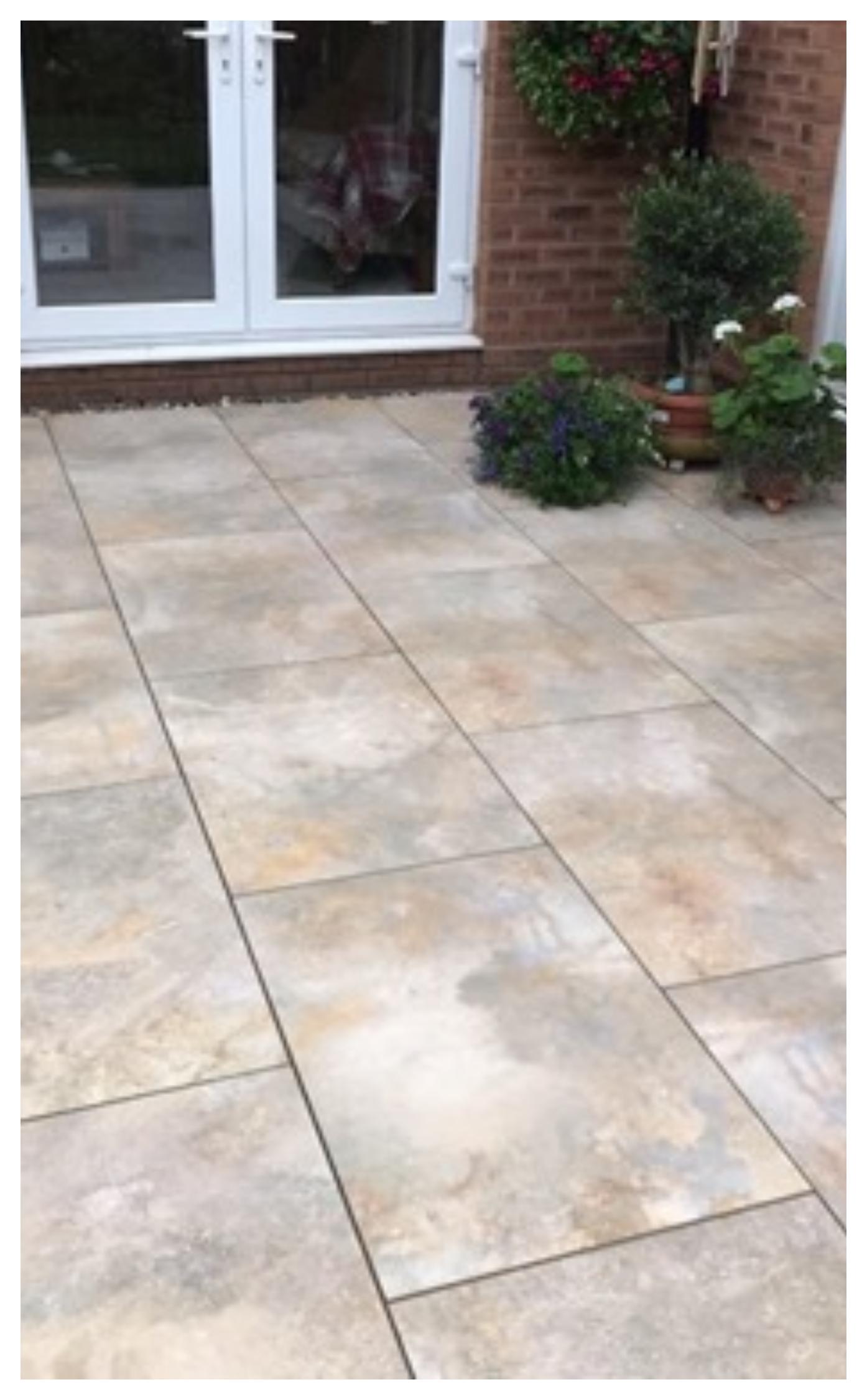 Άλατα, σημάδια από γλάστρες και σκουριές στα πλακάκια στο μπαλκόνι: Έτσι θα γίνουν πεντακάθαρα