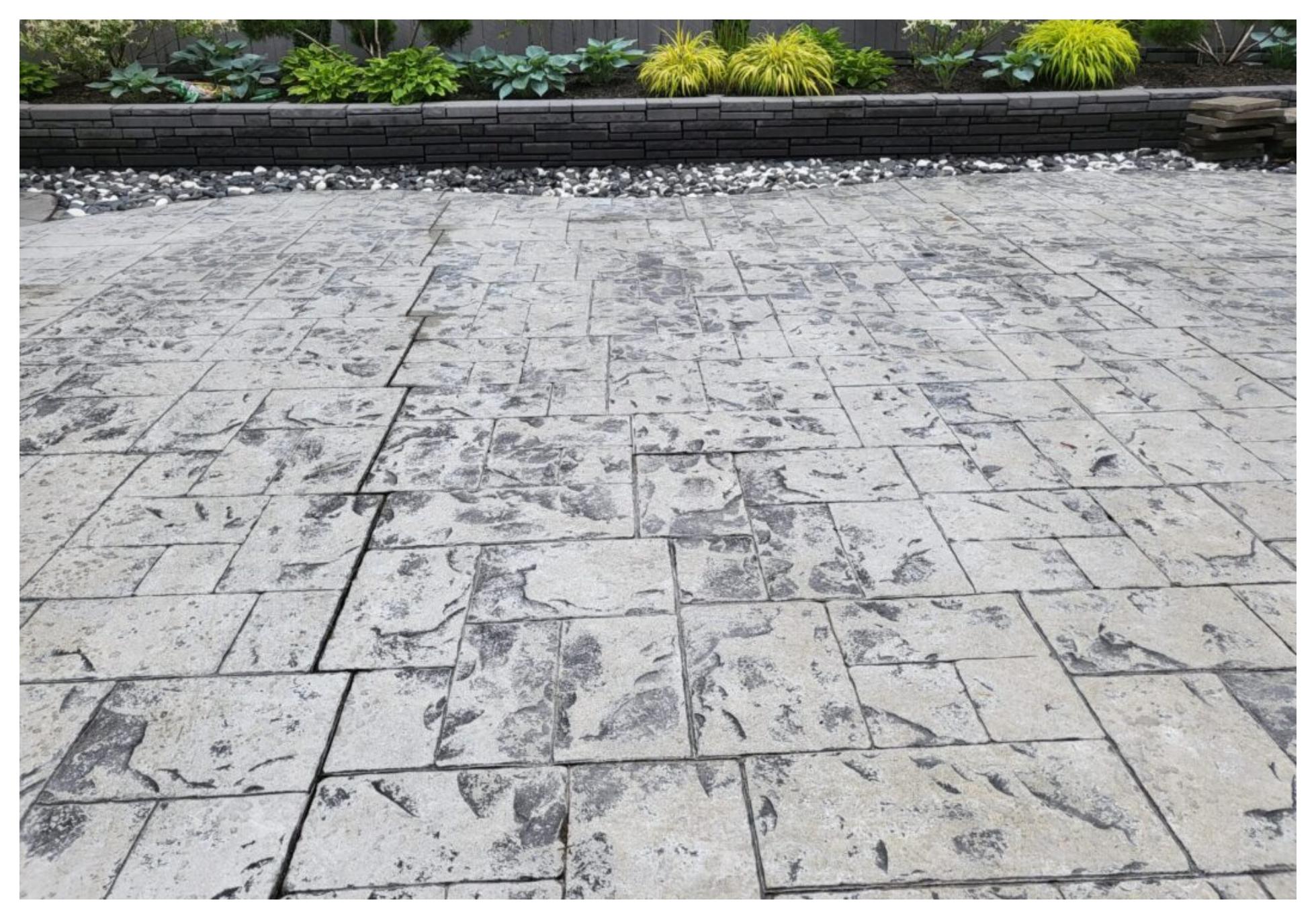 Άλατα, σημάδια από γλάστρες και σκουριές στα πλακάκια στο μπαλκόνι: Έτσι θα γίνουν πεντακάθαρα