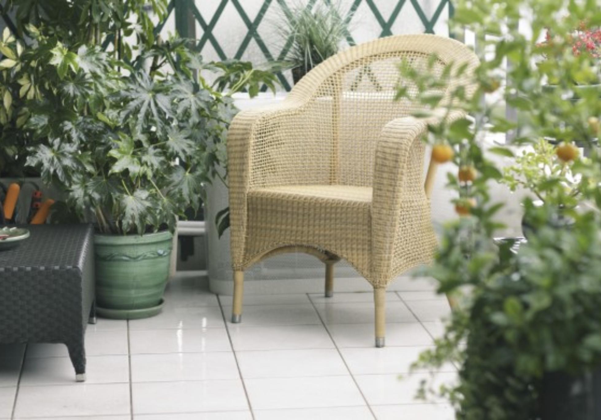 Άλατα, σημάδια από γλάστρες και σκουριές στα πλακάκια στο μπαλκόνι: Έτσι θα γίνουν πεντακάθαρα