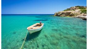 Καλοκαίρι 2023: Η γαλλική Vogue αποθεώνει τις ελληνικές παραλίες