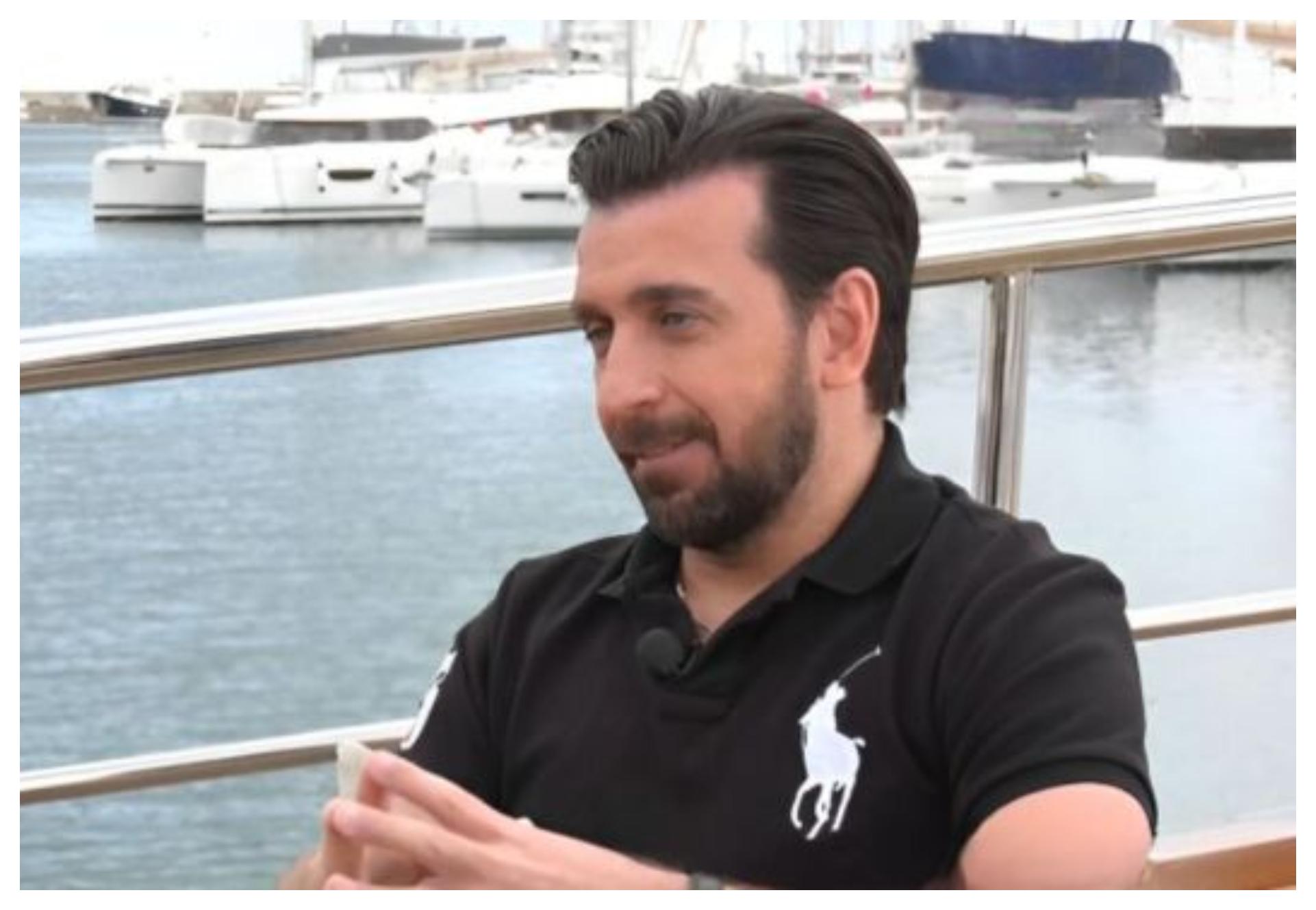 Θάνος Πετρέλης: «Δεν βοηθάω στις δουλειές του σπιτιού, είμαι καλομαθημένος»