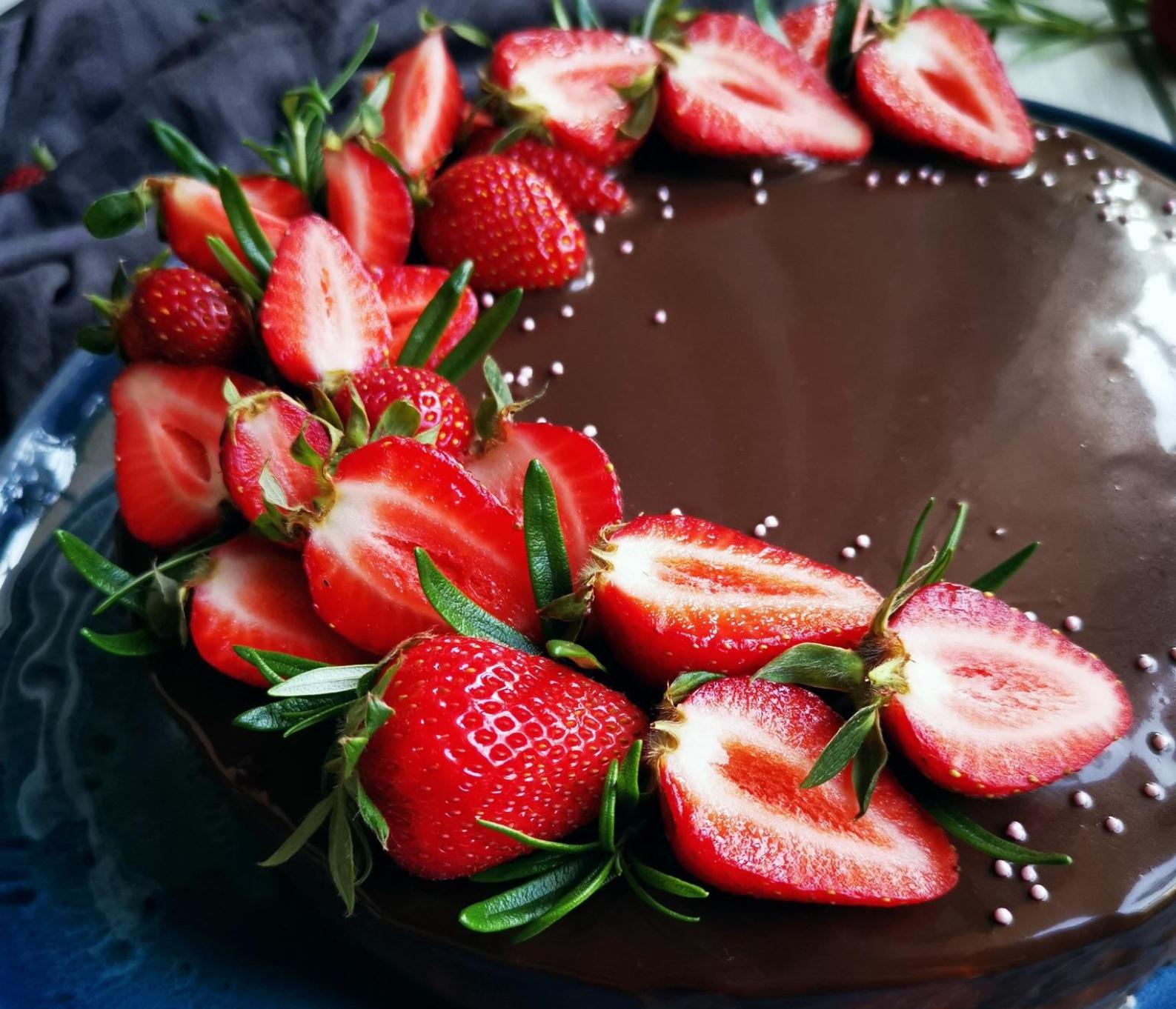 Πρωτομαγιά 2023: Σοκολατένια τούρτα με φράουλες