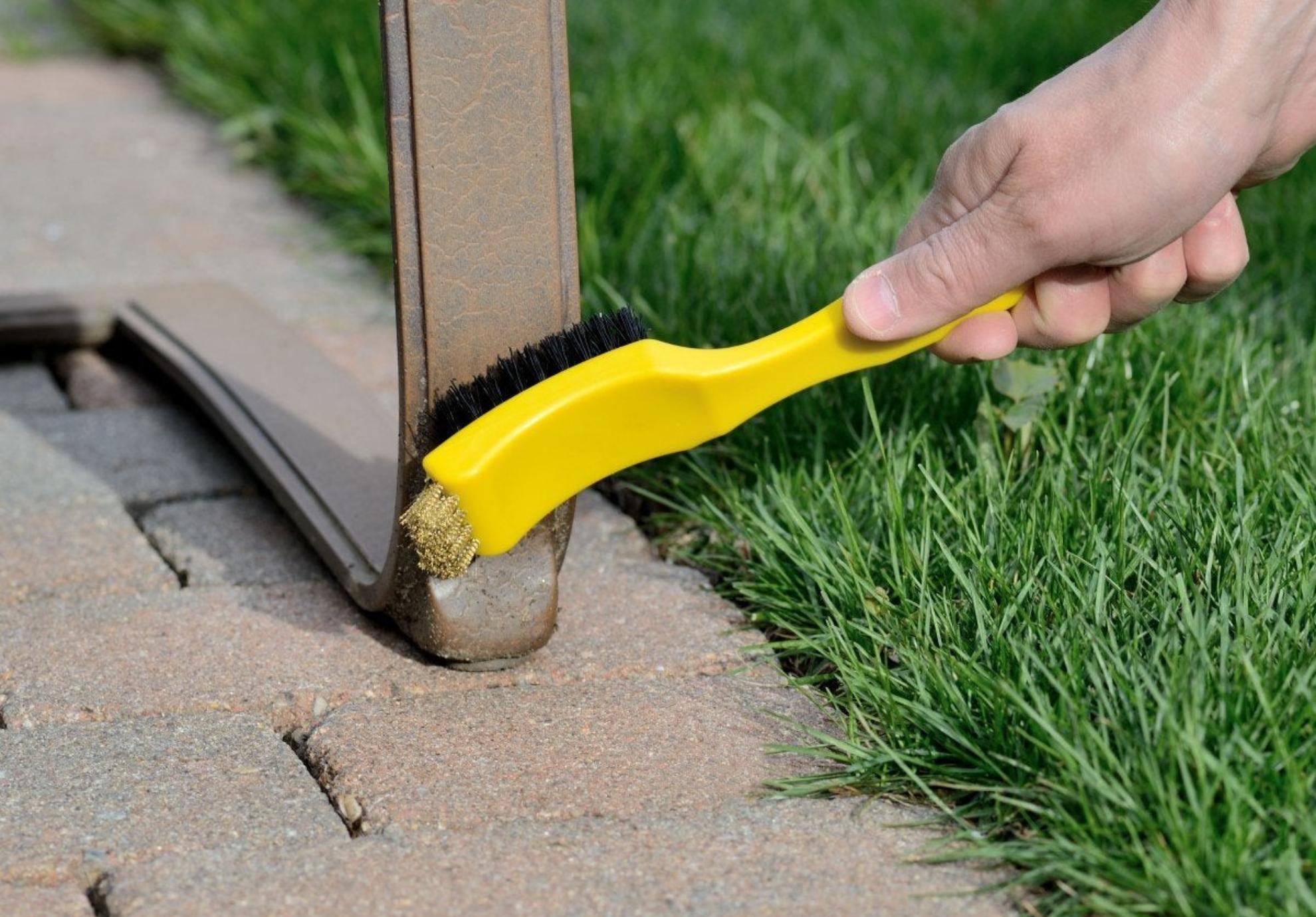 Μούχλα κιτρινίλες σκουριά και βρωμιές στα έπιπλα κήπου: Δείτε πως να τα κάνετε σαν καινούρια