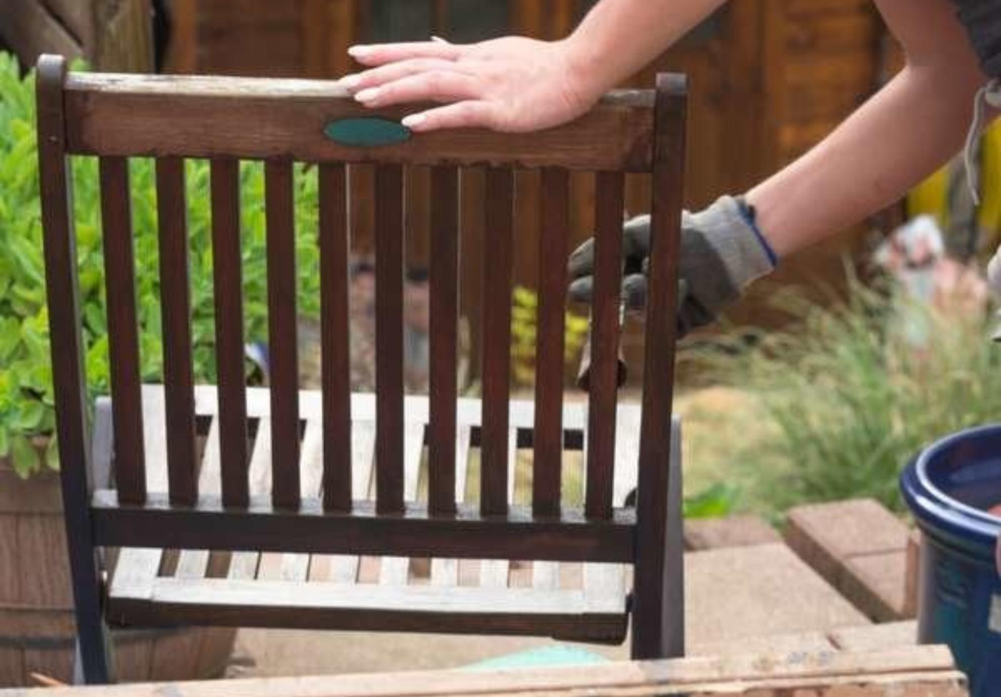 Μούχλα κιτρινίλες σκουριά και βρωμιές στα έπιπλα κήπου: Δείτε πως να τα κάνετε σαν καινούρια