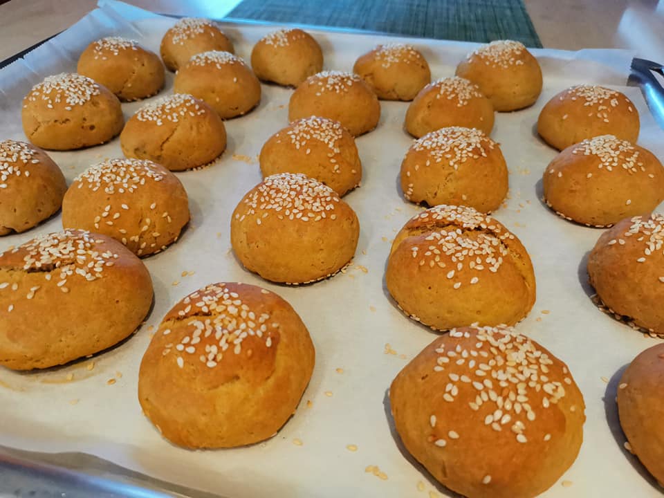 ελιοπιτάκια-με-λιαστή ντομάτα-συνταγή-