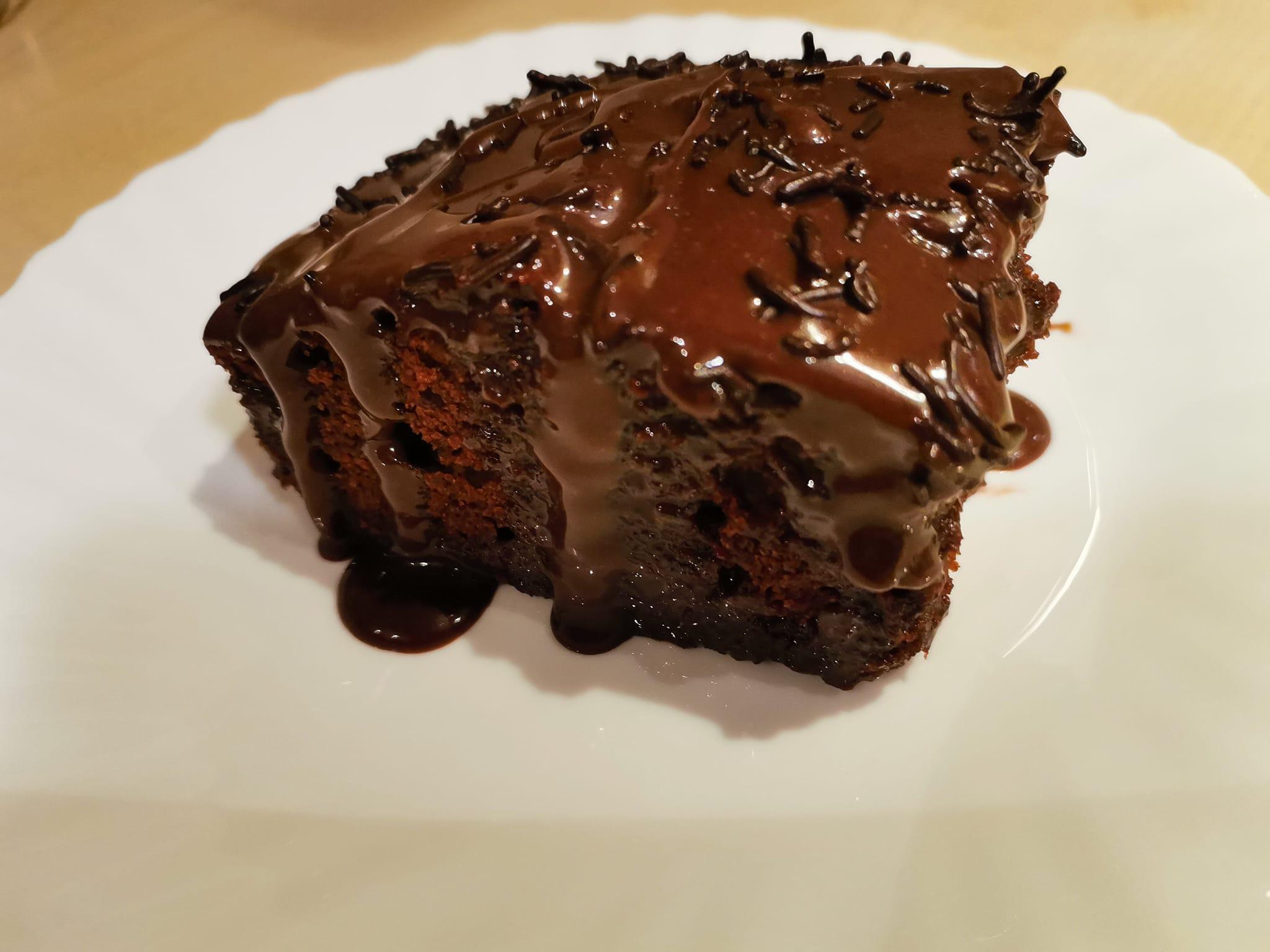 σοκολατόπιτα-με-γλάσο σοκολάτας-συνταγή-