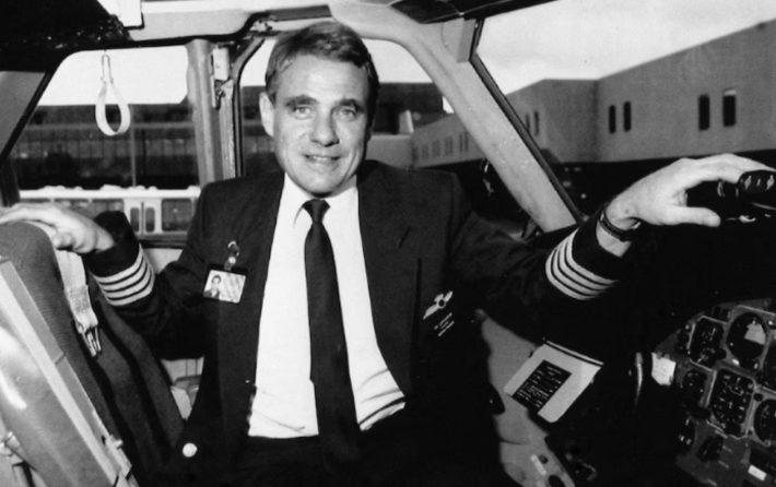 H πτήση του τρόμου : Η απίστευτη πτήση που ο πιλότος κρεμόταν 20′ στο κενό χωρίς να τον ρουφήξει η δίνη