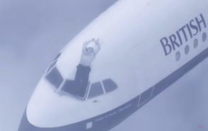H πτήση του τρόμου : Η απίστευτη πτήση που ο πιλότος κρεμόταν 20′ στο κενό χωρίς να τον ρουφήξει η δίνη