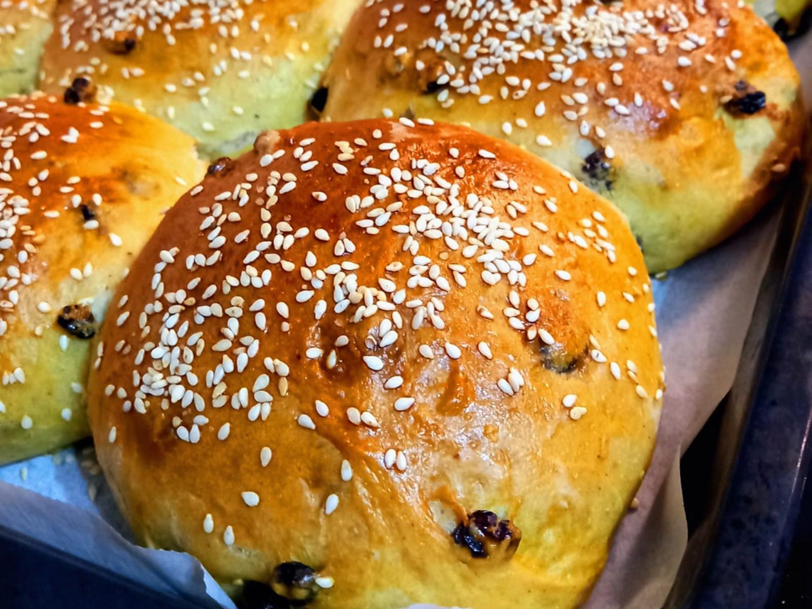 Φουσκωτά σταφιδόψωμα για το σχολείο