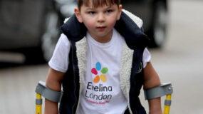5χρονος με πρόσθετα μέλη περπάτησε 6 μίλια και μάζεψε 1 εκ. ευρώ για το νοσοκομείο που τον έσωσε