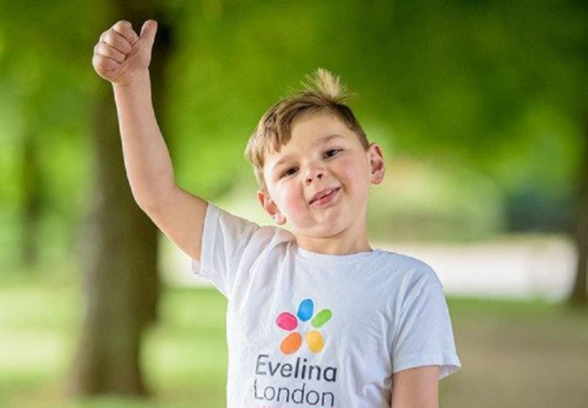 5χρονος με πρόσθετα μέλη περπάτησε 6 μίλια και μάζεψε 1 εκ. ευρώ για το νοσοκομείο που τον έσωσε
