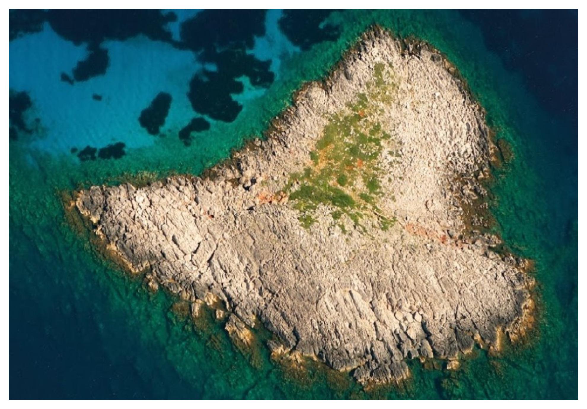 Το ελληνικό νησί με τα πιο βαθιά νερά στη Μεσόγειο: Η άγρια ομορφιά του προκαλεί δέος