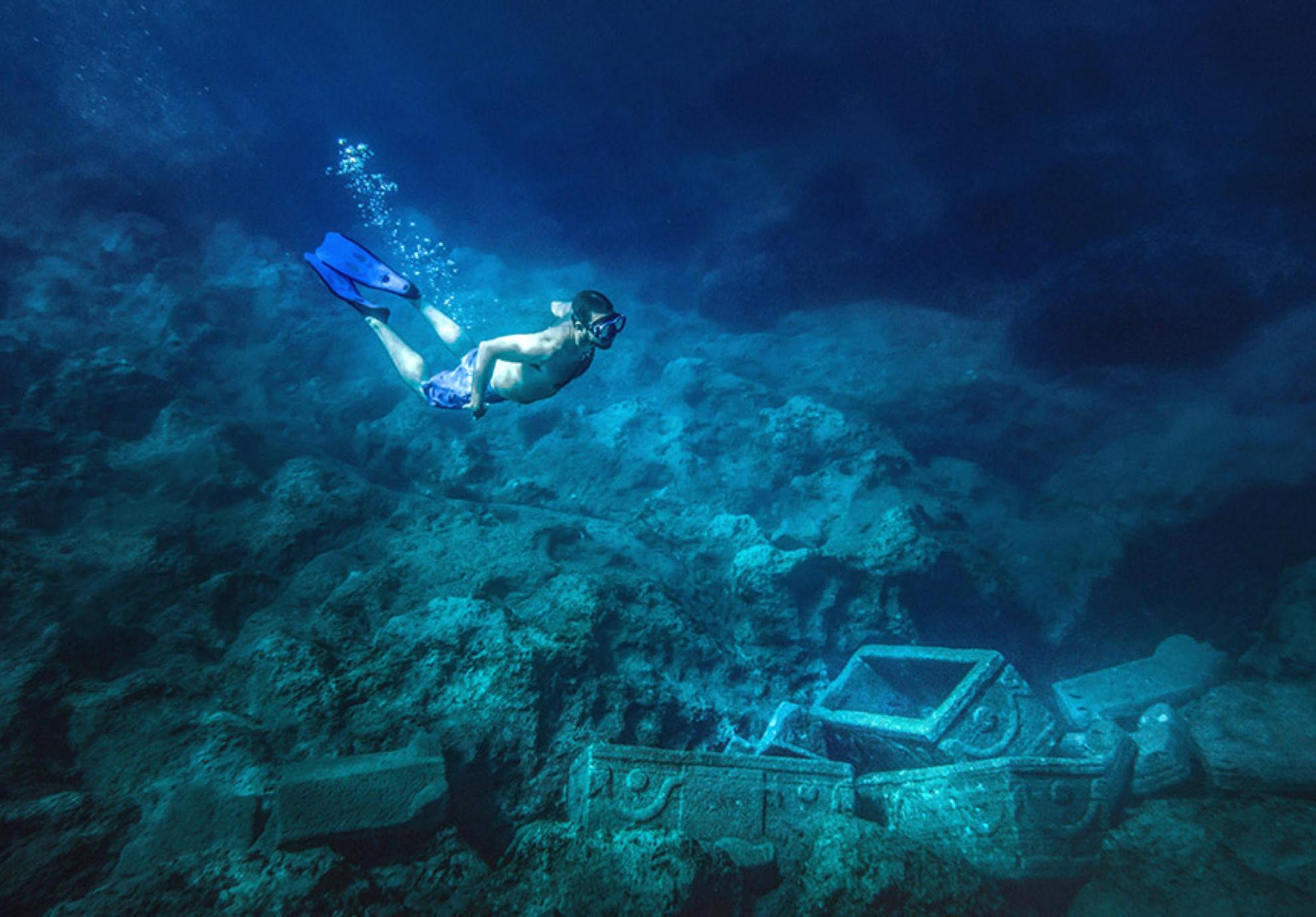 Το ελληνικό νησί με τα πιο βαθιά νερά στη Μεσόγειο: Η άγρια ομορφιά του προκαλεί δέος