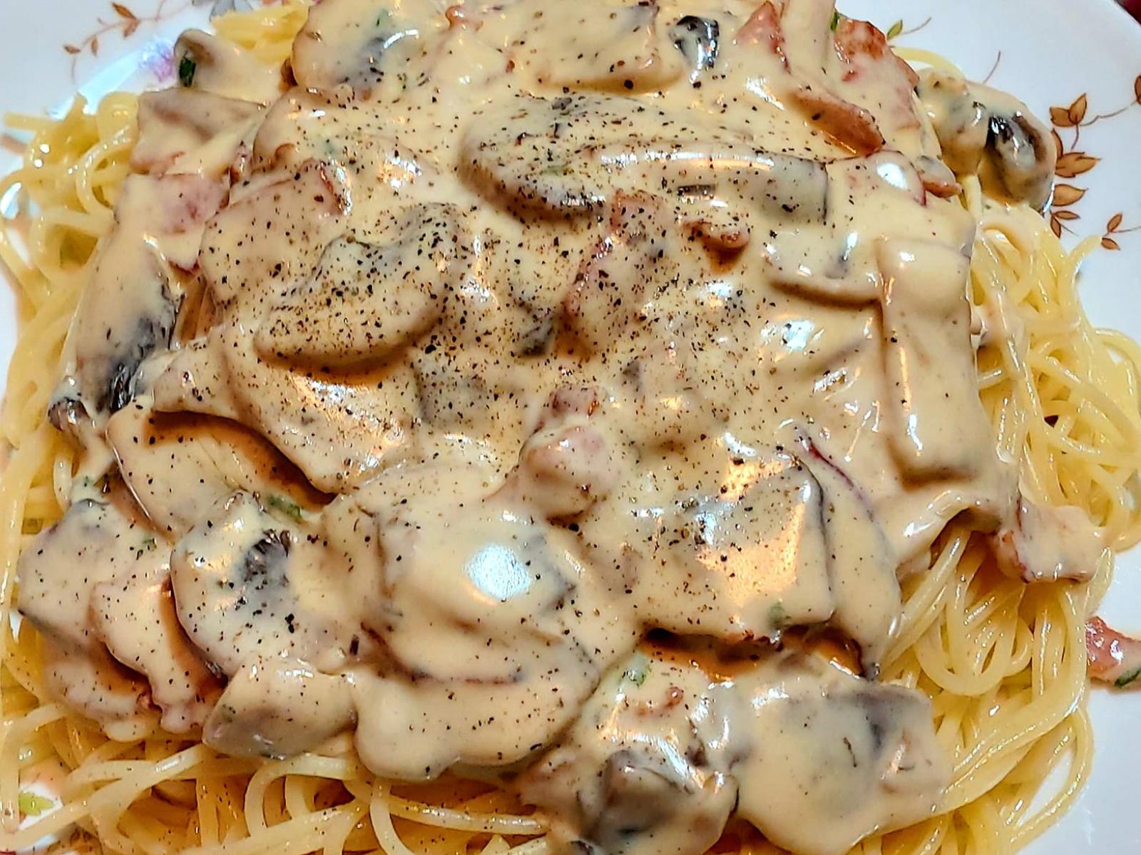 Σπαγγέτι με άσπρη σάλτσα και μανιτάρια