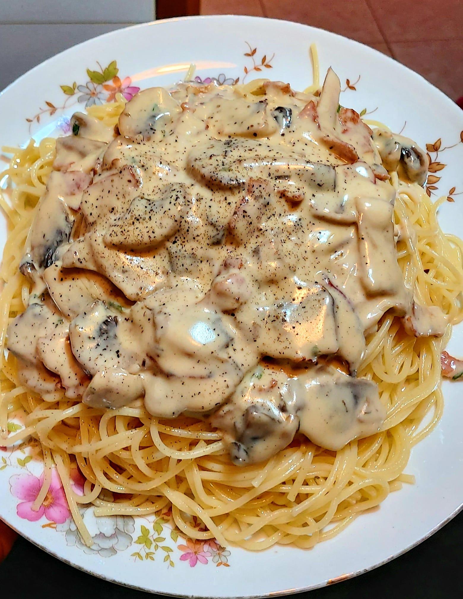 σπαγγέτι-με-λευκή σάλτσα-και-μανιτάρια-συνταγή- σπαγγέτι-με-λευκή σάλτσα-και-μανιτάρια-συνταγή-