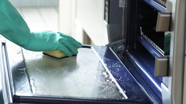 Με 30 λεπτά καθάρισε τα ξεραμένα λίπη από το φούρνο και τις εστίες