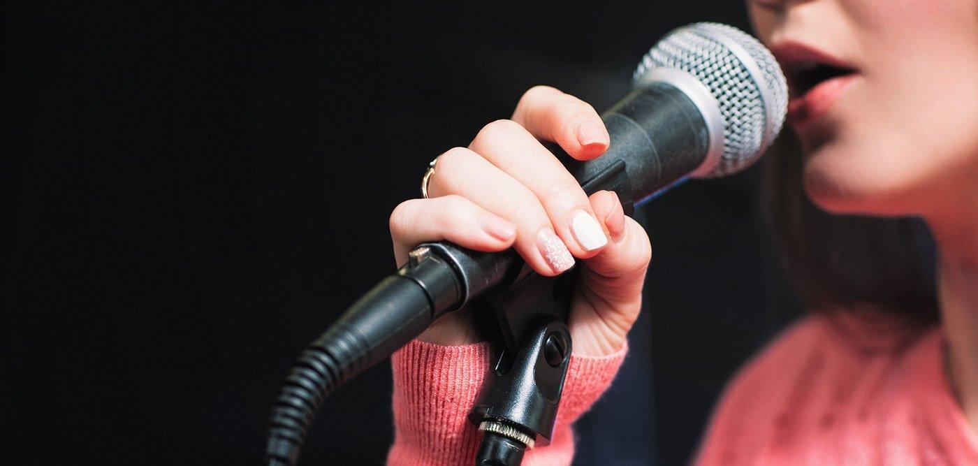 η-κόρη-μου-θέλει-να-γίνει-τραγουδίστρια-αλλά-δεν-θέλω-να-μπλέξει-με-την-νύχτα-