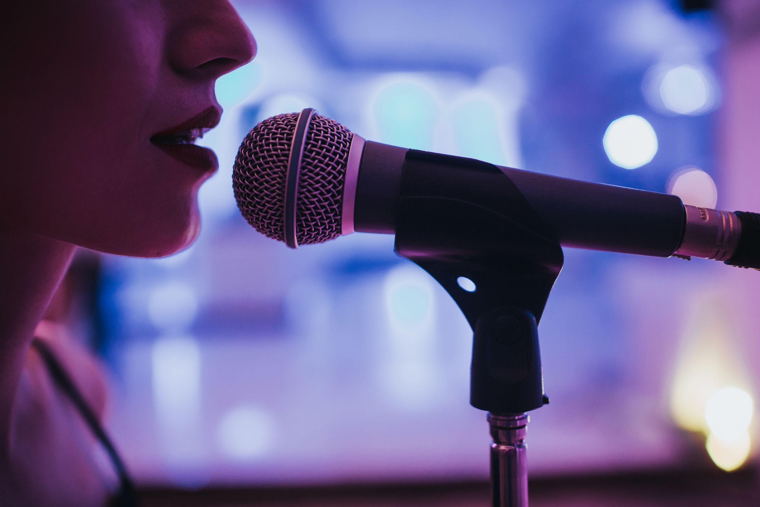 η-κόρη-μου-θέλει-να-γίνει-τραγουδίστρια-αλλά-δεν-θέλω-να-μπλέξει-με-την-νύχτα-