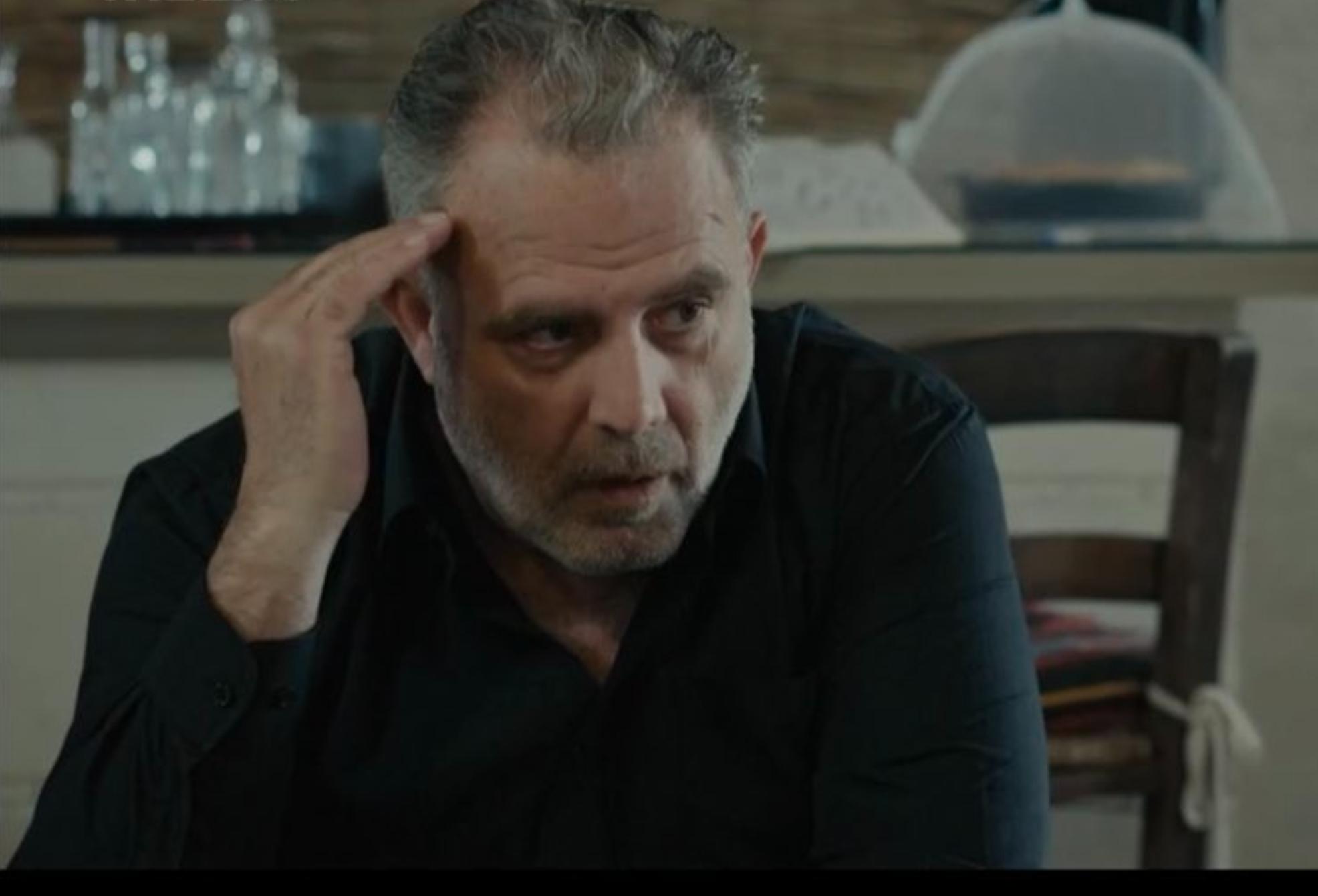 Η Γη της Ελιας: Η Ιουλία πιάνει στα πράσα το Στάθη με άλλη γυναίκα