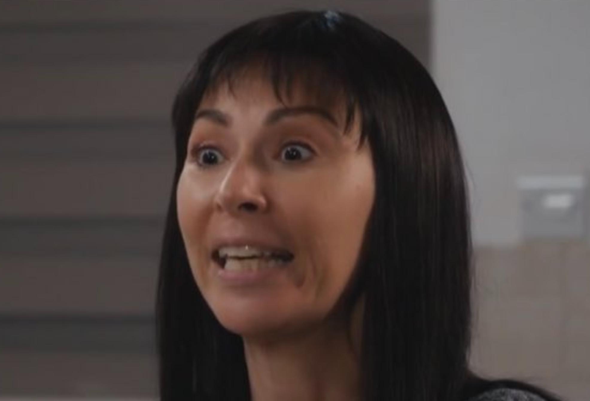 Η Γη της Ελιας: Η Ιουλία πιάνει στα πράσα το Στάθη με άλλη γυναίκα