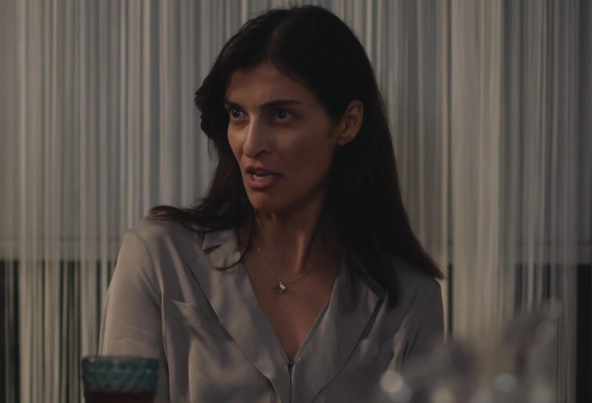 Η Γη της Ελιας: Η Ιουλία πιάνει στα πράσα το Στάθη με άλλη γυναίκα