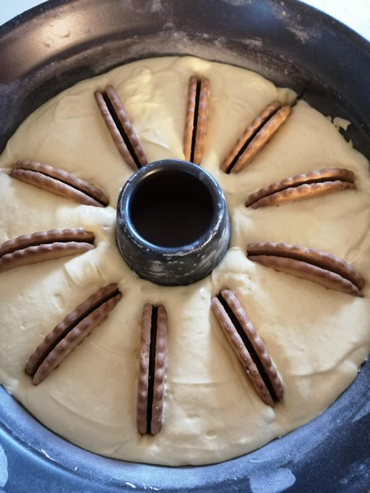 κέικ-βανίλιας-με-γεμιστά μπισκότα-συνταγή-