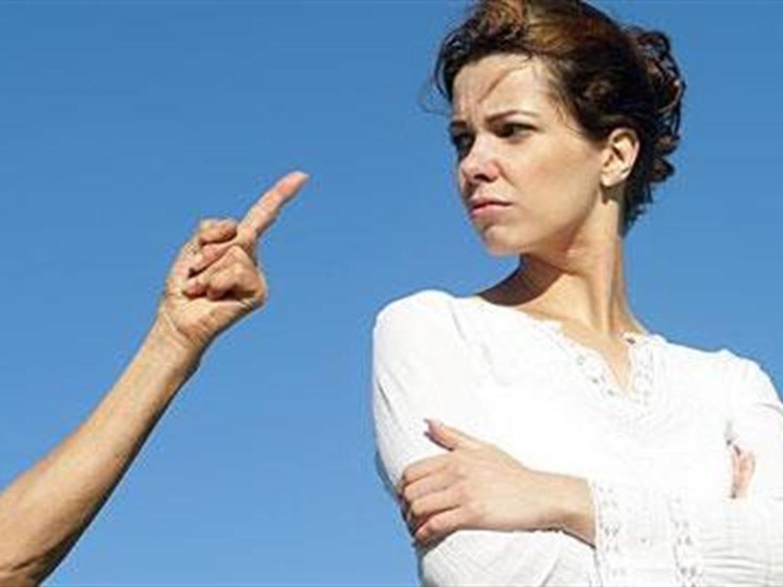 μένω-με-τους-γονείς-μου-και-μου-κάνουν-σπάσιμο-