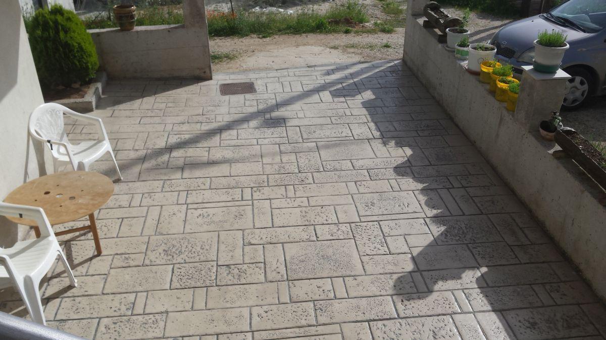 Τσιμεντένιες αυλές, μπαλκόνια και έπιπλα αυλής γίνονται λαμπίκο με αυτά τα κόλπα