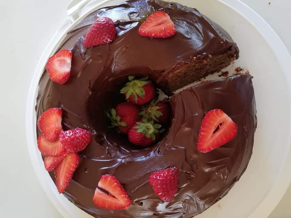 κέικ φράουλα-με-γλάσο-σοκολάτα-συνταγή-
