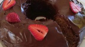 κέικ φράουλα-με-γλάσο-σοκολάτα-συνταγή-