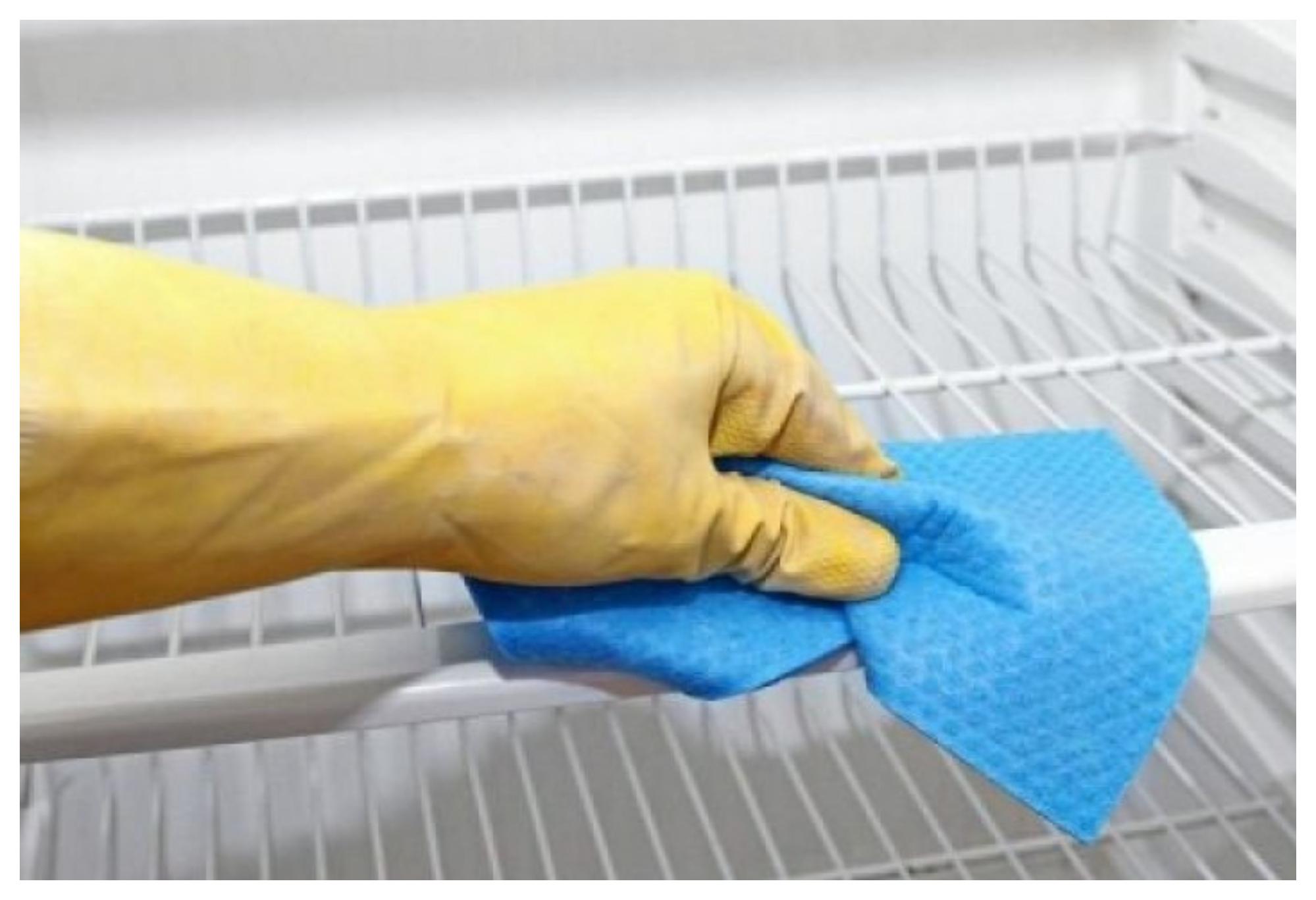 Κάντε το ψυγείο σας να λάμπει με 3 απλά υλικά που διώχνουν λεκέδες σημάδια και άσχημες μυρωδιές