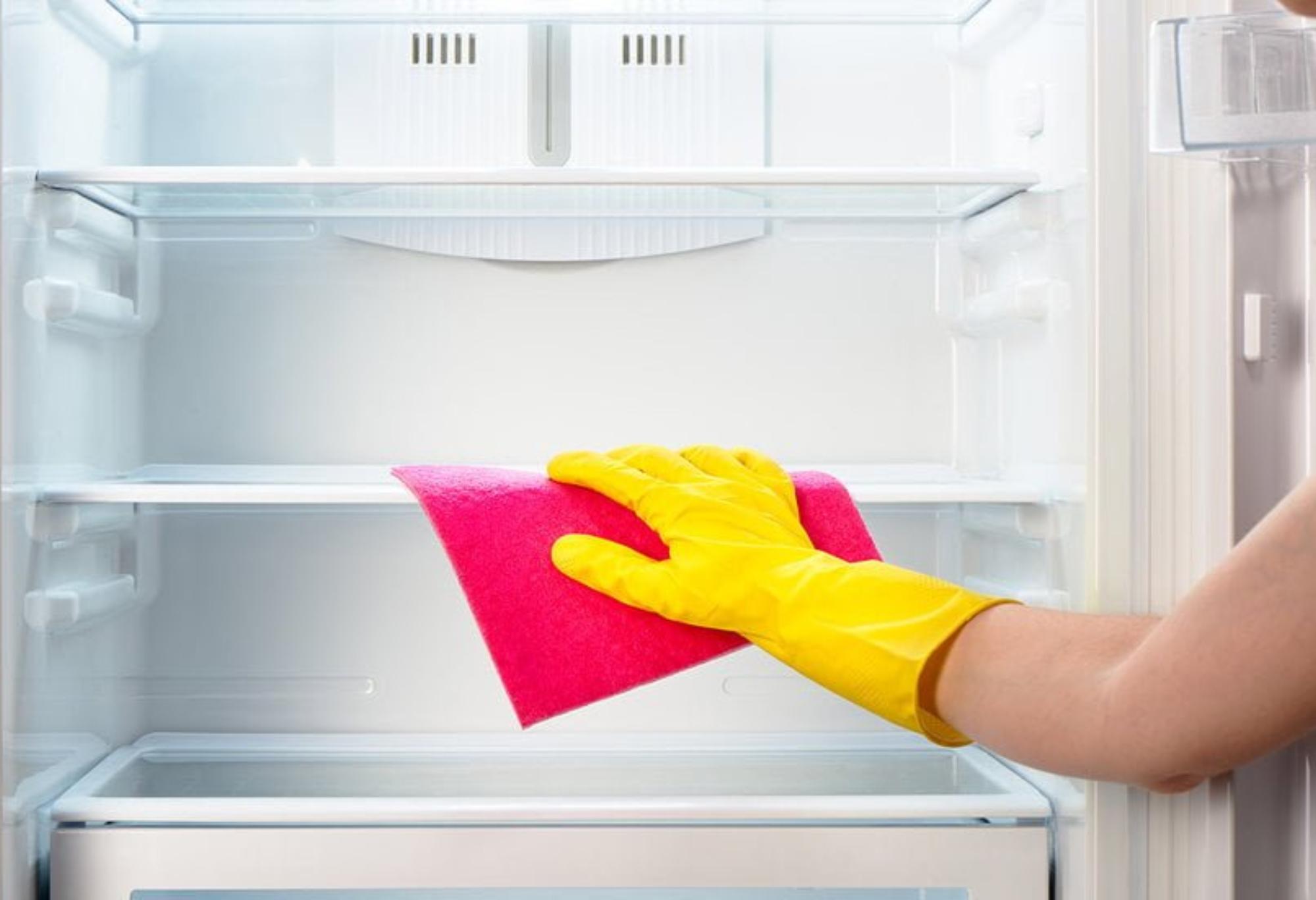 Κάντε το ψυγείο σας να λάμπει με 3 απλά υλικά που διώχνουν λεκέδες σημάδια και άσχημες μυρωδιές