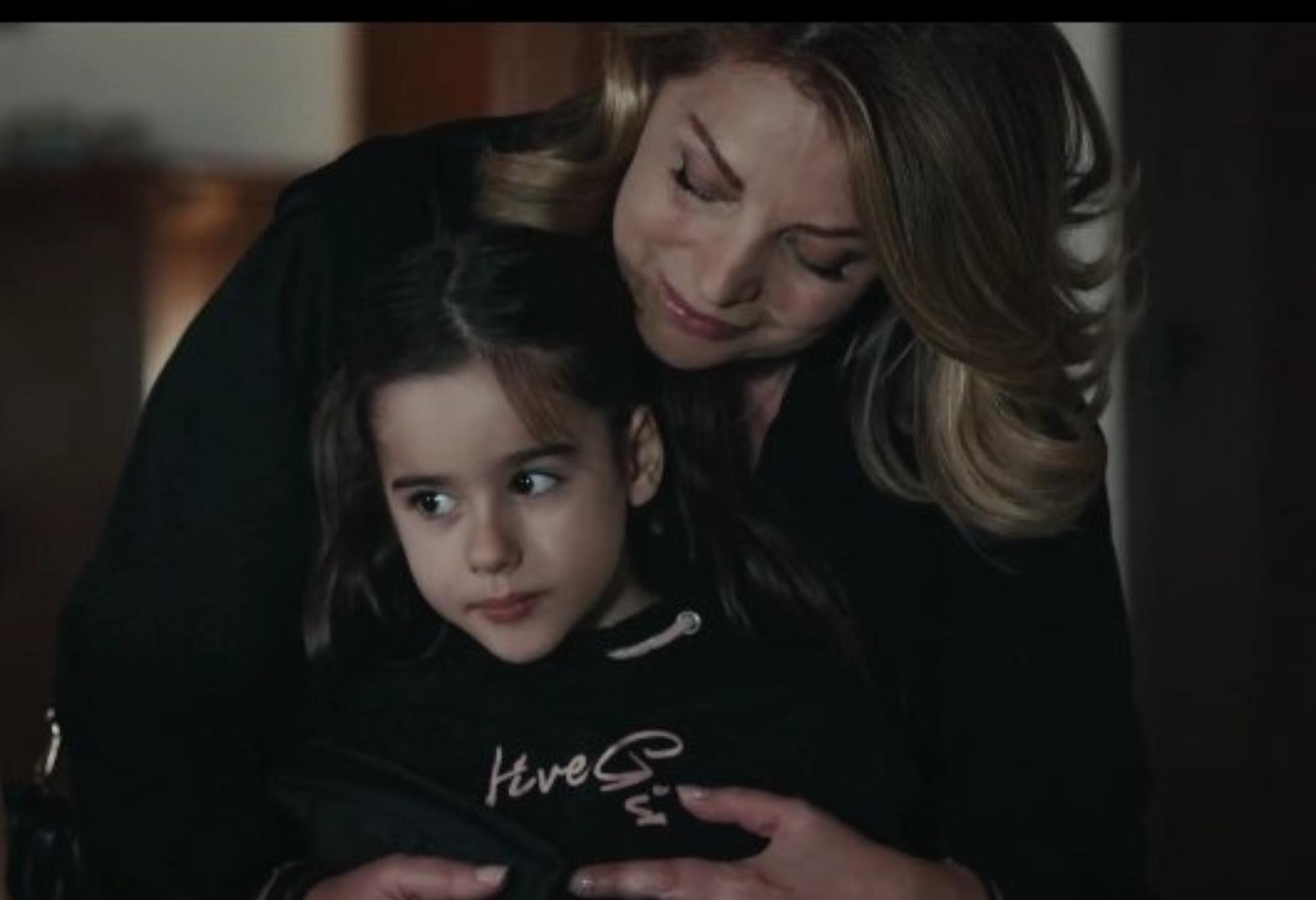 Η Γη της Ελιάς: Η Ιουλία βλέπει τον Στάθη με την Δήμητρα και θέλει να τον εκδικηθεί