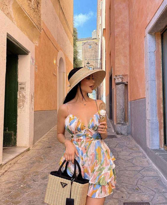 μίνι-φόρεμα-σε-παστέλ χρώματα-και-ψάθινο καπέλο-ιδέες-