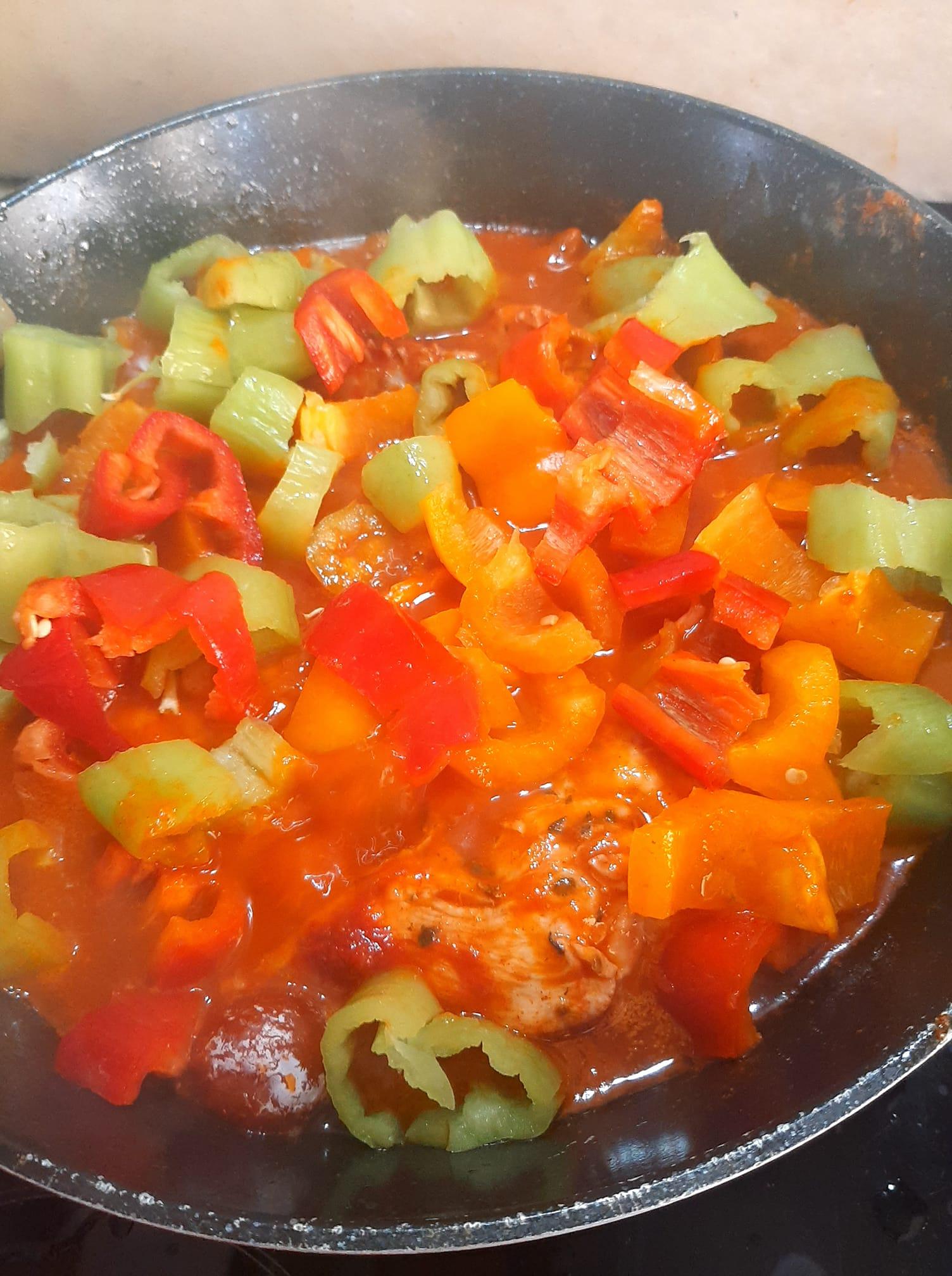 κοτόπουλο-με-πιπεριές-και-ρύζι-συνταγή-