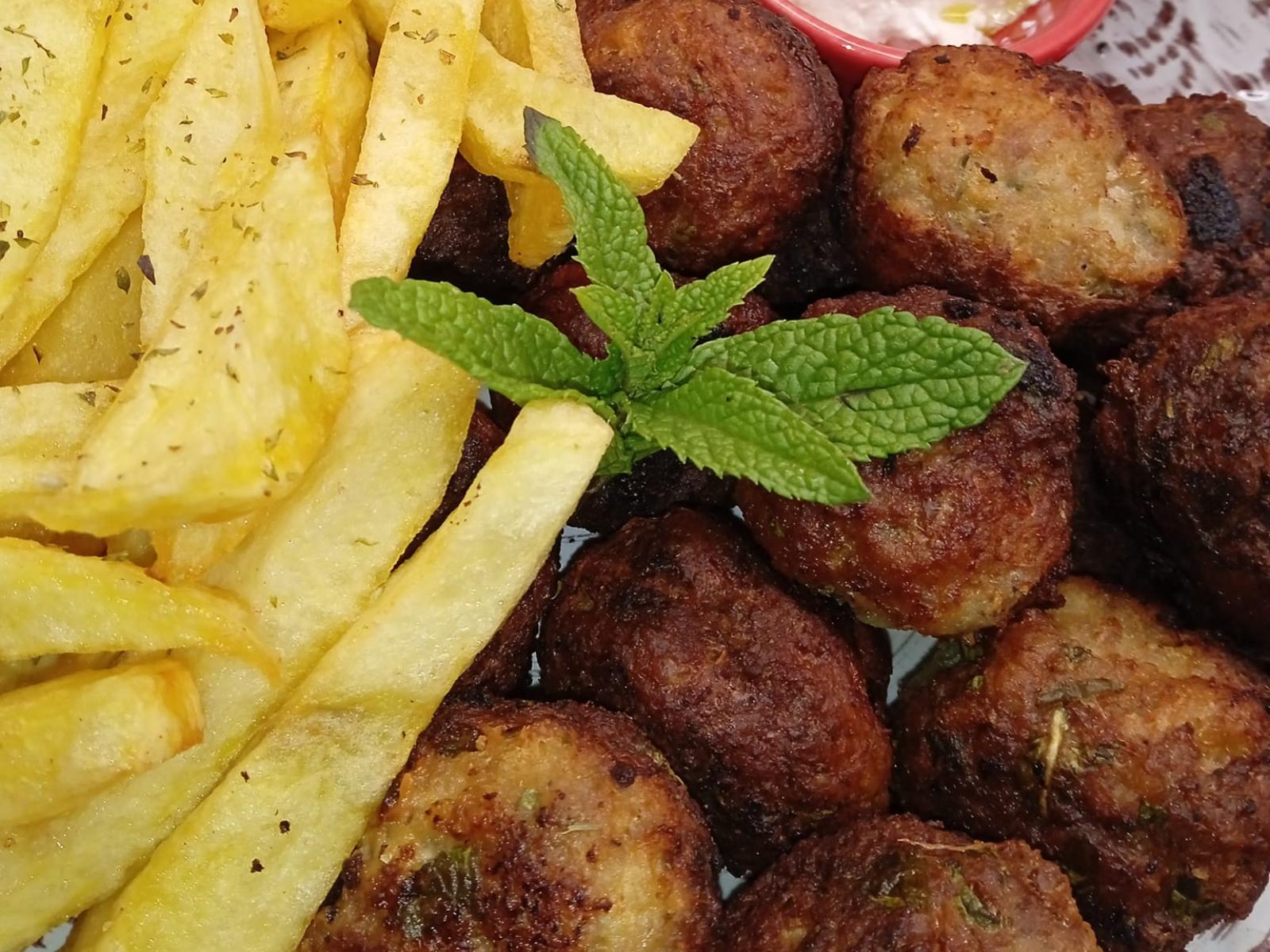 Συνταγή που τρώνε τα παιδιά: Αφράτα κεφτεδάκια με πατάτες