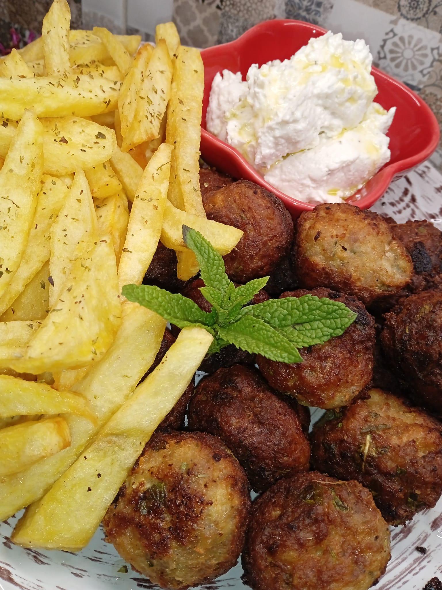 κεφτεδάκια-με-τηγανιτές πατάτες-συνταγή-