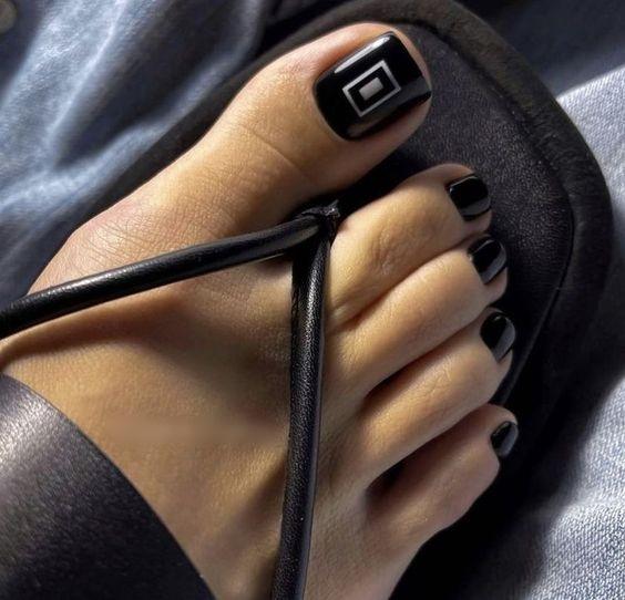 μαύρο-πεντικιούρ-με-γεωμετρικά σχέδια-ιδέες-