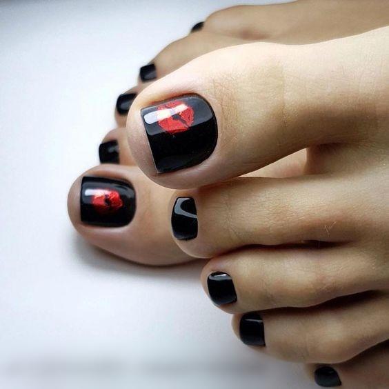 ιδέες-για-μαύρο-πεντικιούρ-Καλοκαίρι 2023-