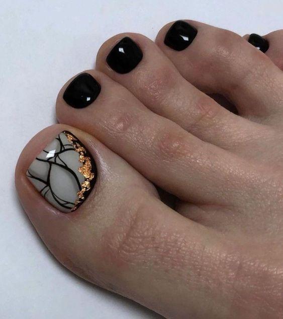 ιδέες-για-μαύρο-πεντικιούρ-Καλοκαίρι 2023-