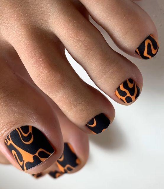 ιδέες-για-μαύρο-πεντικιούρ-Καλοκαίρι 2023-